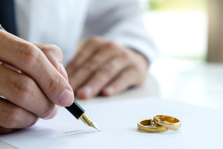 man signing a prenuptial agreement