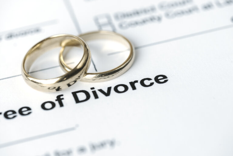 two rings over the word divorce